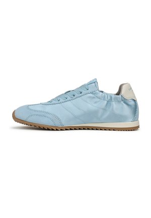 Lichtblauwe satijnen sneaker met gestikte details, een afgeronde neus, een gestructureerde zool en een elastische enkelband voor een strakke pasvorm. Crème accenten bij de hiel.