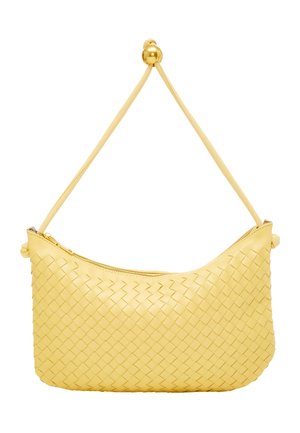 Gelbe gewebte Lederhandtasche mit geschwungener Form, ausgestattet mit einem einzelnen Tragegurt und einem goldenen Kugelakzent. Reißverschluss oben. Texturierte Oberfläche.