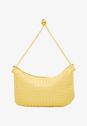 Gelbe gewebte Lederhandtasche mit geschwungener Form, ausgestattet mit einem einzelnen Tragegurt und einem goldenen Kugelakzent. Reißverschluss oben. Texturierte Oberfläche.