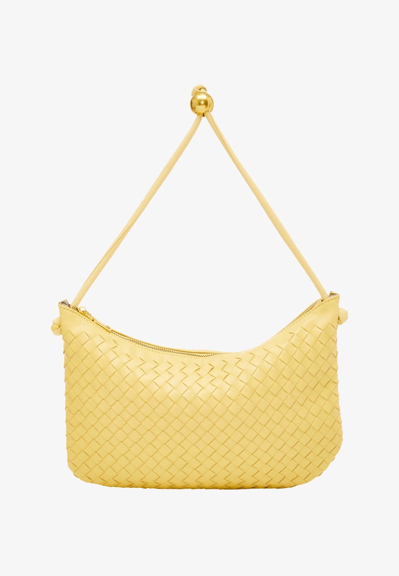Gul vævet lædertaske med en buet form, der har en enkelt rem og en guld kugleaccent. Lynlåslukning på toppen. Tekstureret finish.