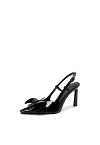 Décolleté in vernice nera con punta affilata, accentuato da un grande fiocco sulla parte anteriore e un sottile tacco alto.