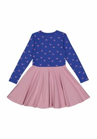 Langsokkige jurk met een blauwe top met roze hartjesprint en een roze rok. Gemaakt van zachte stof met een uitlopende snit.