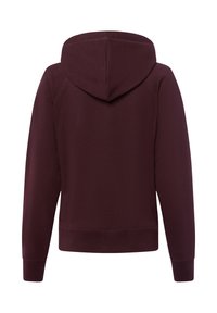 Bordowa bluza z kapturem o gładkiej fakturze, z prążkowanymi mankietami i dołem. Posiada kieszeń typu kangur i zaokrąglony krój kaptura.