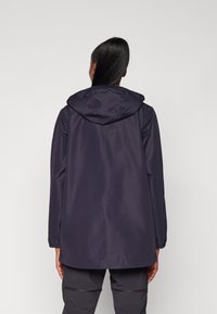 Giacca impermeabile blu navy con cappuccio, caratterizzata da una vestibilità dritta, una texture liscia e polsini elastici. Design semplice senza dettagli visibili.