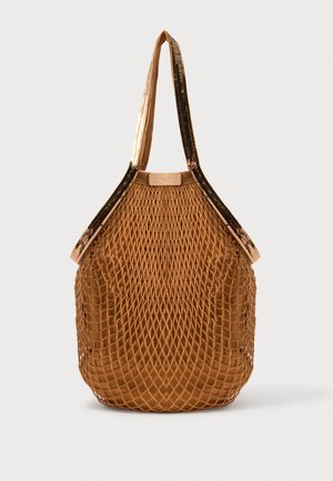 Sac cabas en filet marron avec une base en tissu solide et des bretelles à sequins, debout sur un fond uni.