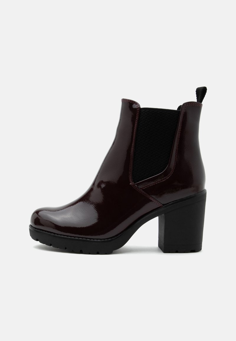 Bottine en cuir verni bordeaux foncé avec talon bloc, panneau latéral élastique noir et languette à l'arrière.