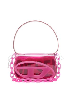 Piccola borsa rosa trasparente con doppio manico, uno sottile e una catena spessa, con un grande logo ovale sul davanti.