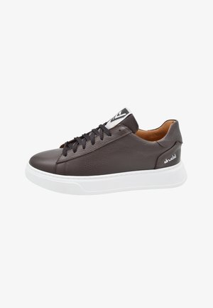 Sneaker in pelle marrone con suola in gomma bianca, punta rotonda e dettagli grigi. Presenta un design con lacci e un colletto imbottito per il comfort.