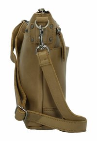 Bolso de cuero marrón con un acabado texturizado, que cuenta con herrajes de metal, correa ajustable y bolsillos con cremallera en los laterales.