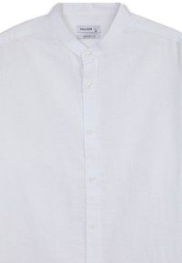 Camicia bianca con colletto alla coreana, realizzata in tessuto leggero, caratterizzata da una texture liscia e cinque bottoni frontali.