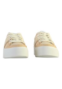 Sneakers in tela beige con suole in gomma bianca, caratterizzati da strisce laterali testurizzate e lacci beige, progettati in una silhouette low-top.