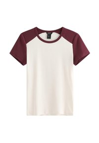 Kortärmad t-shirt med cremefärgad kropp och vinröda raglanärmar. Tillverkad av mjuk bomull, den har rund halsringning och enkel design.