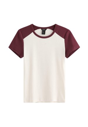 Kortärmad t-shirt med cremefärgad kropp och vinröda raglanärmar. Tillverkad av mjuk bomull, den har rund halsringning och enkel design.