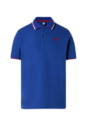 Polo blu con colletto, caratterizzato da accenti a strisce rosse e bianche sul colletto e sulle maniche, e un piccolo logo rosso sul petto.