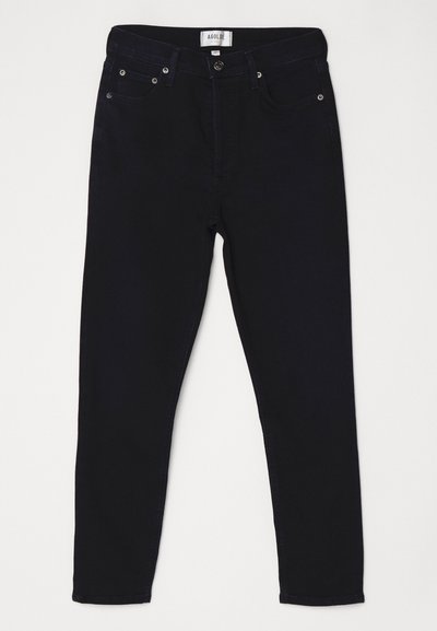 Μαύρα τζιν skinny με κλασικό σχέδιο πέντε τσέπες, φερμουάρ, μεταλλικά αξεσουάρ και λεία υφή.