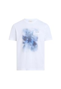 Camiseta de algodón blanca con un patrón abstracto de degradado azul y una etiqueta con el logo de Calvin Klein en la parte delantera. Diseño de manga corta y cuello redondo.