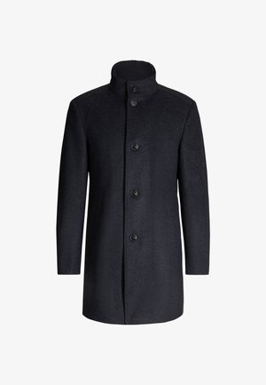 Zwarte wollen jas voor heren met opstaande kraag, sluiting met vijf knopen aan de voorkant en lange mouwen, gepresenteerd tegen een witte achtergrond.