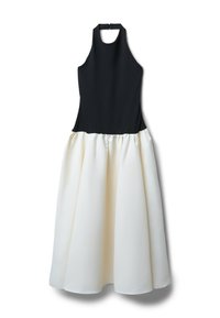 Abito nero con scollatura alla hals, caratterizzato da una gonna in satin plissettata color avorio. Presenta un corpetto aderente e una vita arricciata, creando una silhouette fluida.