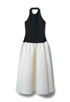 Robe noire à bretelles avec une jupe en satin plissé couleur ivoire. Présente un corsage ajusté et une taille froncée, créant une silhouette fluide.