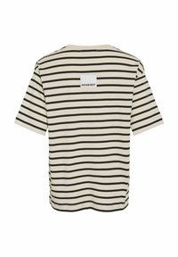 Krátky rukáv béžovo-čierne pruhované tričko s bielou obdĺžnikovou nálepkou na hornom chrbte s nápisom „ROUGE EDIT“.