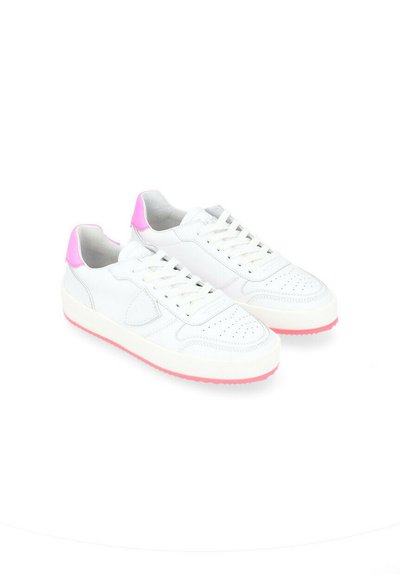 White leather sneakers with pink heel accents and pink rubber soles. Features perforated toe design and flat laces. Rounded shape.