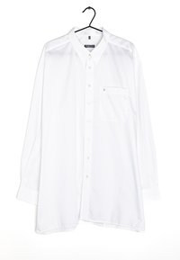Bílá košile s dlouhým rukávem, na knoflíky s límečkem, s jednou náprsní kapsou, rovný lem, hladká textura, vyrobená z lehkého materiálu.