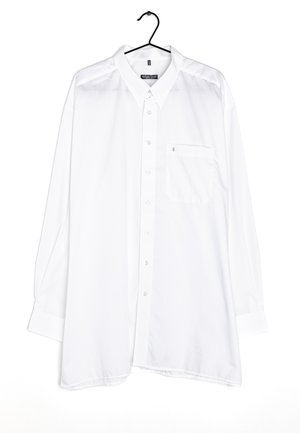 Camisa blanca de manga larga, con botones y collar, bolsillo en el pecho, dobladillo recto, textura suave, hecha de tela liviana.