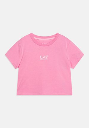 T-shirt court rose à manches courtes avec encolure ronde et logo blanc EA7 Emporio Armani centré sur la poitrine.
