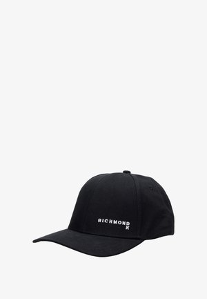 Cappellino da baseball nero con la parola "RICHMOND" in bianco sul davanti, angolato leggermente per mostrare la visiera e la struttura.