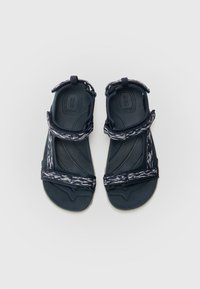 Marinsport sandaler med texturerade gummisulor, justerbara tygremmar med ett mönstrat design och vadderat ankelskydd.