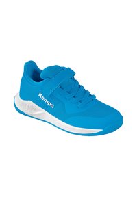 Zapatilla deportiva azul con tejido de malla, cierre de cordones y tira de velcro, suela acolchada y una mediasuela blanca texturizada con un logotipo de la marca.