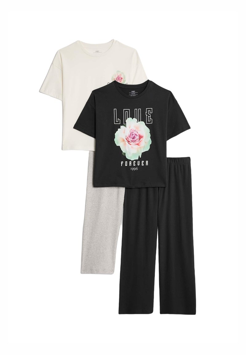 Twee t-shirts in beige en zwart, met bloemenontwerpen en bedrukte tekst, gecombineerd met grijs en zwart wijde broek. Katoenen materiaal.