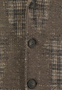 Tejido de patr�ón espiga marrón con una superficie texturizada y botones oscuros, que muestra un diseño clásico. Ideal para aplicaciones de ropa de abrigo.