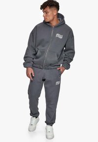 Dropsize HEAVY MIRRORED LOGO JOGGER - Tracksuit bottoms - grey
