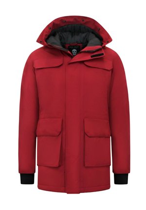 Rode winterjas met capuchon, rits aan de voorkant, vier klepzakken en zwarte binnenboorden, ontworpen voor koud weer.