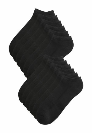 Tizenkét fekete, alacsony szárú boka zokni készlet két átfedő sorban, fehér háttéren.