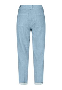 Ljust blå denimbyxor med resår i midjan, två bakfickor och uppvikta muddar. Materialet verkar mjukt med en jämn textur.