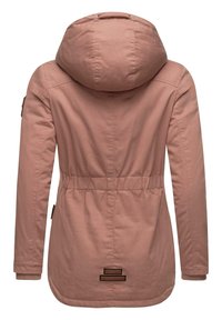 Różowa kurtka wierzchnia z kapturem, regulowanym paskiem w talii, długimi rękawami oraz gładką fakturą z logo z tyłu i na dole.