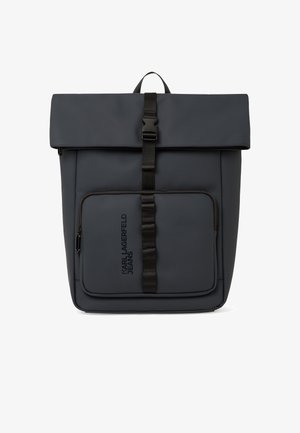 Sötétszürke roll-top hátizsák elülső cipzáras zsebbel és központi csatos pánttal, a zsebén Karl Lagerfeld Jeans márkajelzéssel.