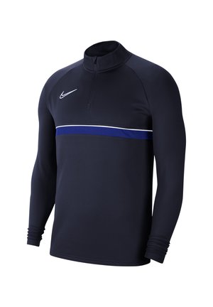 Czarna sportowa bluza z długim rękawem, z suwakiem do ćwiartki, niebiesko-białym poziomym pasem na piersi oraz białym logo Nike po lewej stronie.