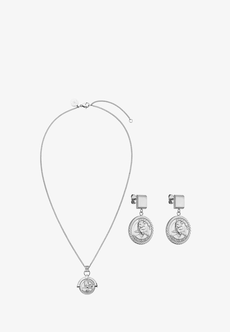 Silberne Schmuckset, bestehend aus einer dünnen Halskette mit einem runden Anhänger und passenden runden Hängehrringen mit eingravierten Details.