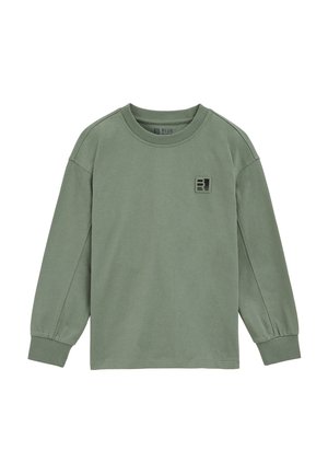 Sudadera de manga larga color verde oliva con cuello redondo, puños acanalados y un pequeño parche con logo negro en el pecho izquierdo.