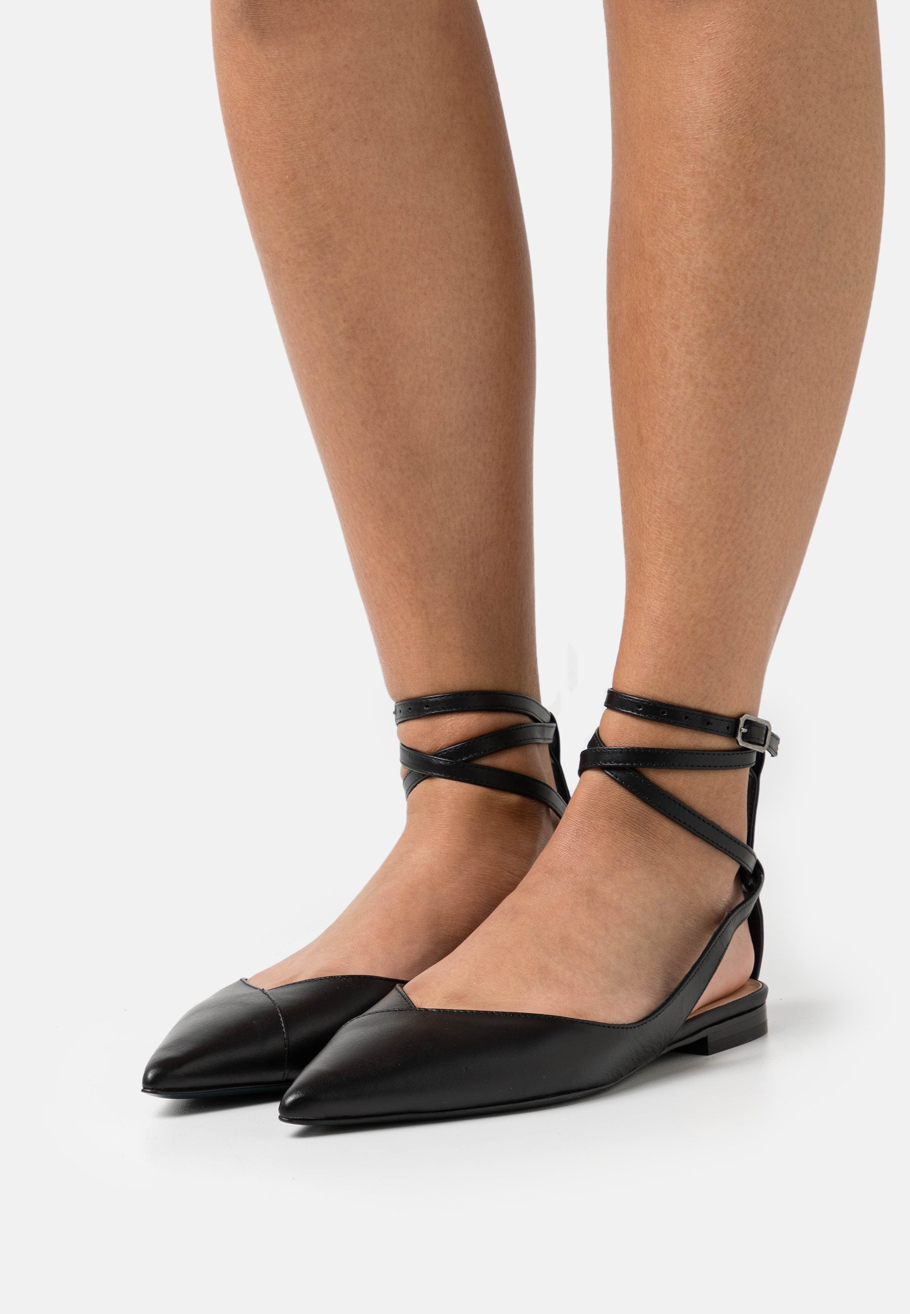 Ballerina nera con cinturino t63 - Strategia Shoes