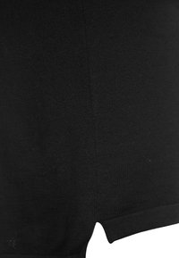 Svart stickad tyg med en slät textur, som visar en lätt glans. Har en rundad fåll med en liten slits längst ner.