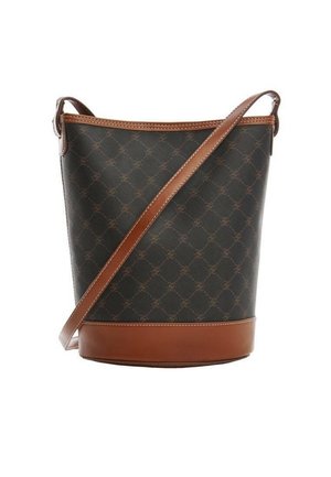 Bruine schoudertas met monogrampatroon, lederen afwerking en een lange verstelbare riem, met een afgeronde bodem en een gladde textuur.