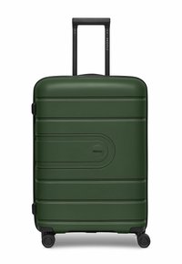 Valigia rigida verde con superficie texturizzata, scanalature orizzontali e un logo circolare. Presenta un manico estraibile nero e ruote.