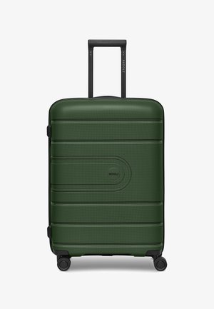 Valigia rigida verde con superficie texturizzata, scanalature orizzontali e un logo circolare. Presenta un manico estraibile nero e ruote.