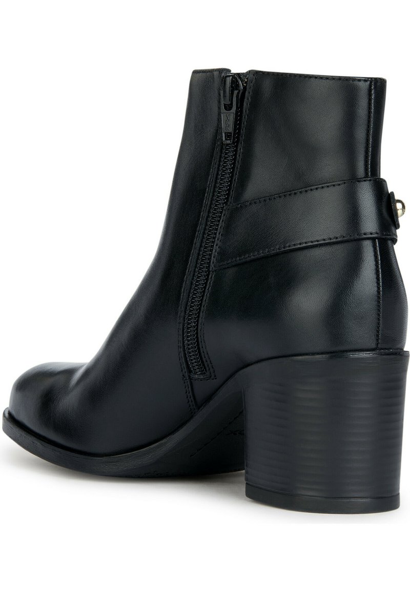 Schwarze Leder-Stiefelette mit runder Zehenpartie, seitlichem Reißverschluss und einem stabilen Absatz. Mit horizontalen Applikationen um den Knöchel für ein zusätzliches Design-Detail.