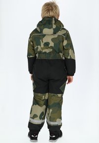 Camo-gepatrooneerde winter-sneeuwpak in groen en zwart, met een capuchon, elastische tailleband en reflecterende accenten op de broek.