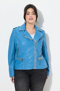 Blaue Leder-Bikerjacke mit silbernen Reißverschlüssen, Schulterklappen und mehreren Reißverschlusstaschen. Glatte Textur, taillierter Schnitt und stilvoller Kragen.